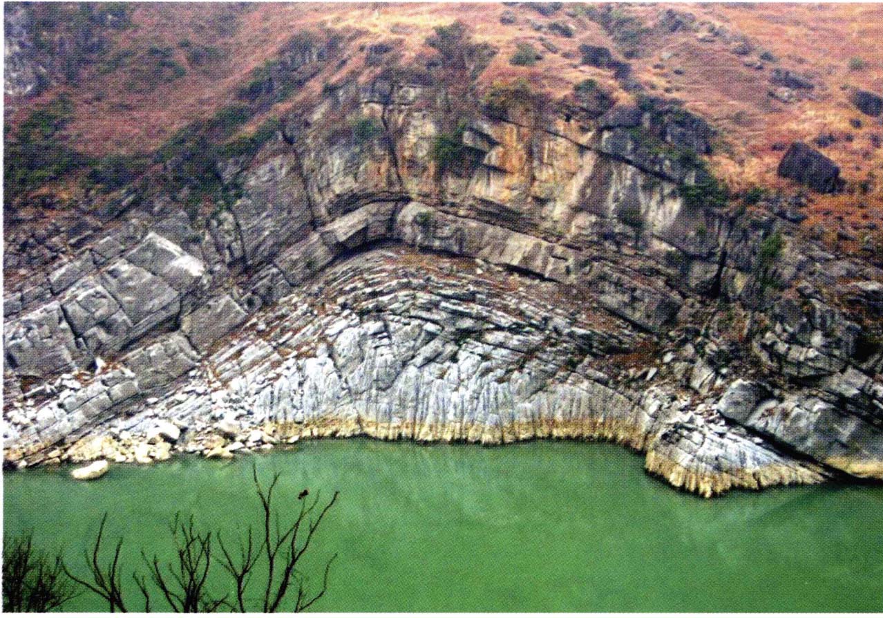 褶皱中的单个弯曲称为褶曲(参见彩图ⅩⅥ—3,7).