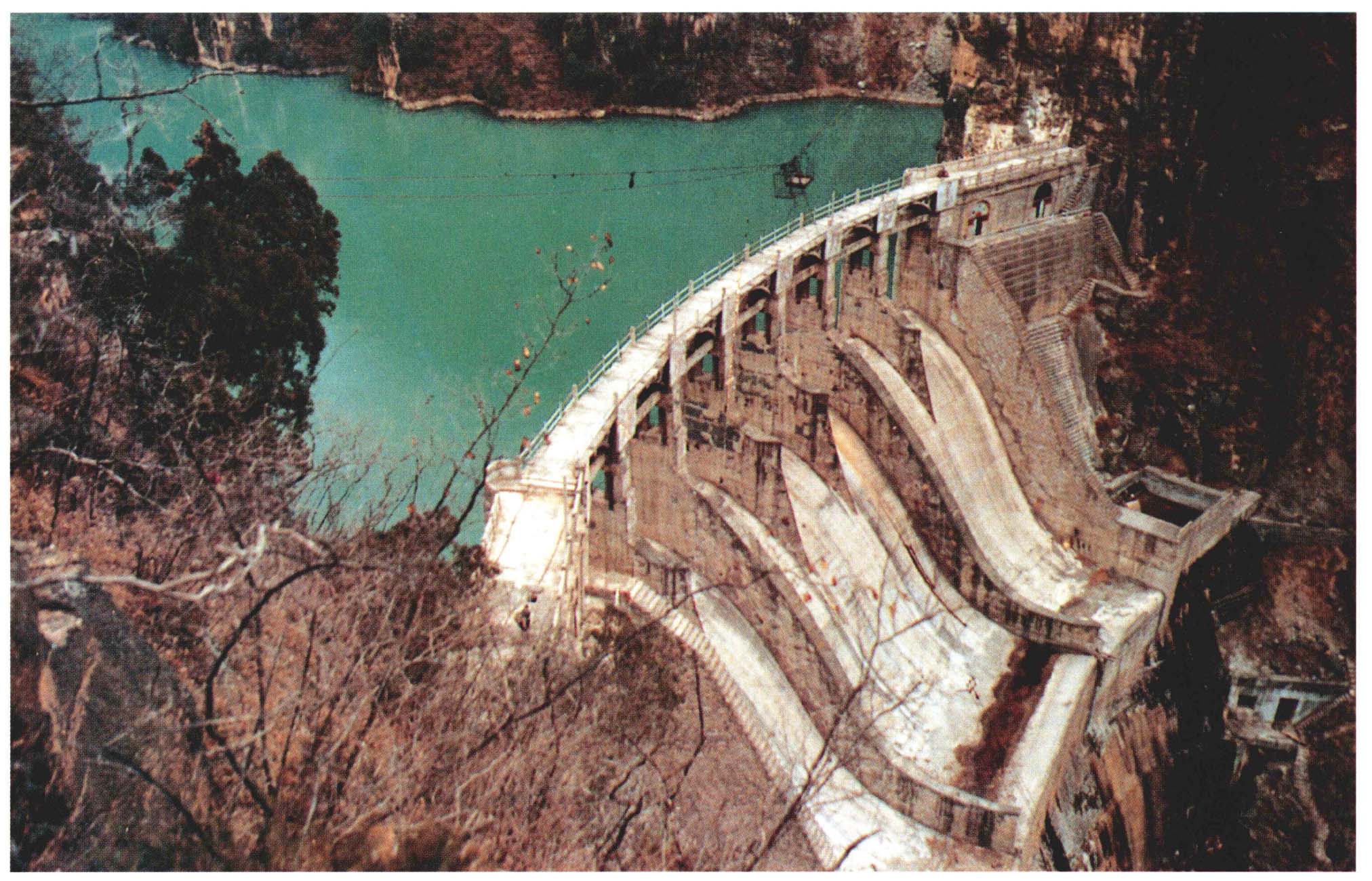 坝体最大厚度与坝高之比大于0.35的拱坝,又称厚拱坝(参见彩图Ⅴ—18).